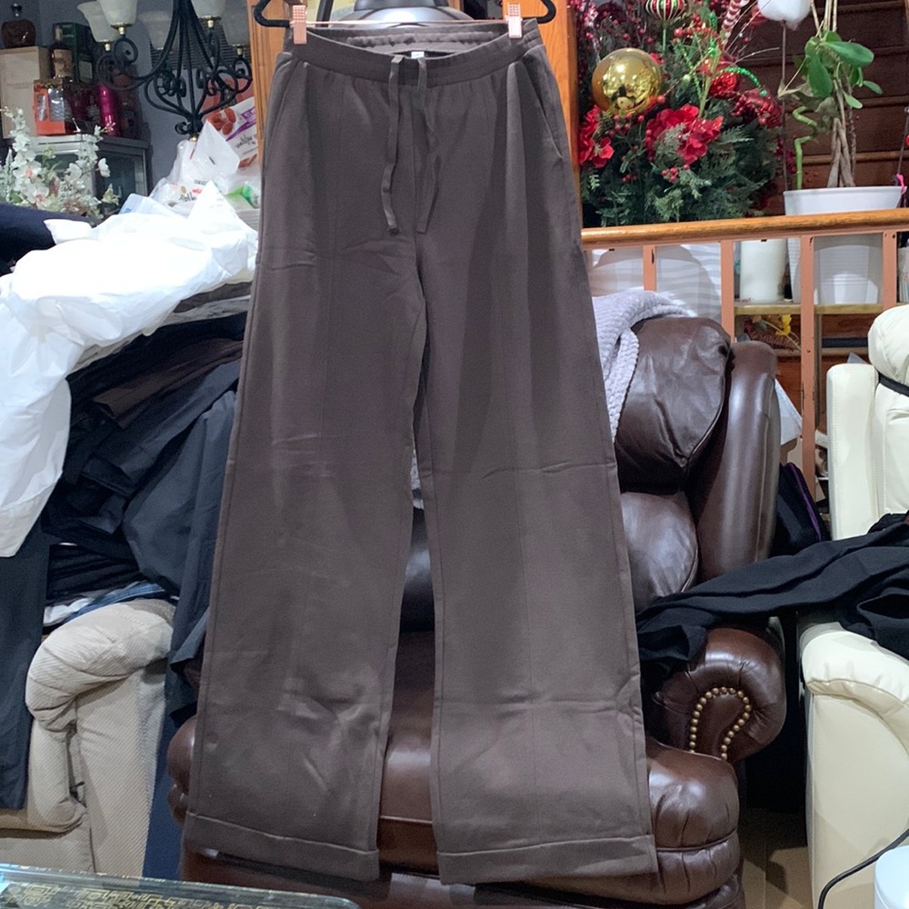 No tag it is brand new alo yoga size L straight leg sweatpants espresso